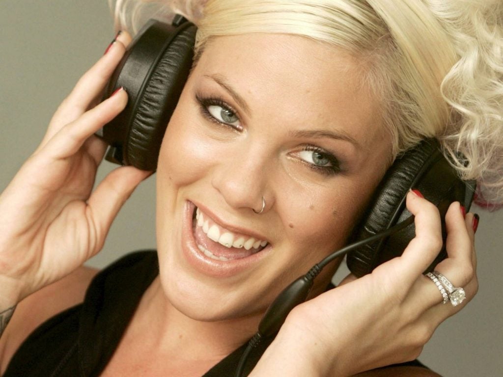 headphones-blondes-women-models-headset-piercings-rock-music-smiling-singers-nose-piercing-pink-singer-HD-Wallpapers