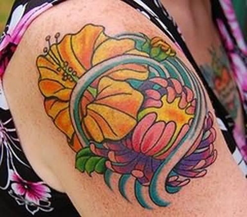 Tattoos with the hibiscus flower in their design, idea 6