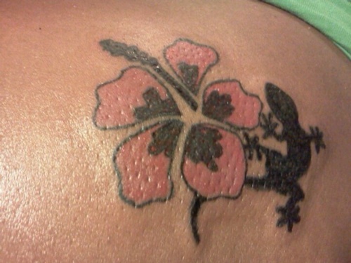 Tattoos with the hibiscus flower in their design, idea 19