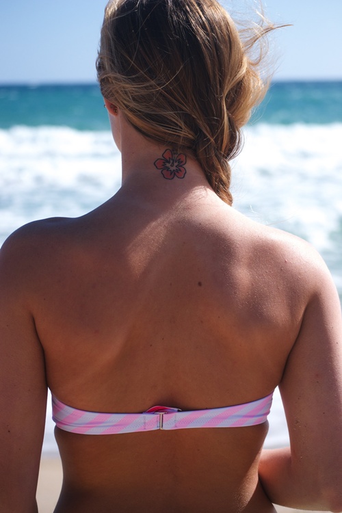 Tattoos with the hibiscus flower in their design, idea 23