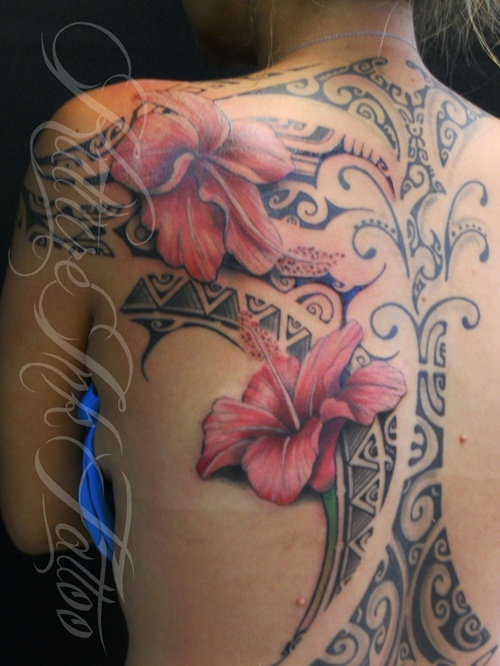 Tattoos with the hibiscus flower in their design, idea 4