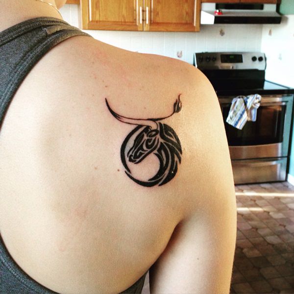 Magnificent shoulder tattoo design, idea 49