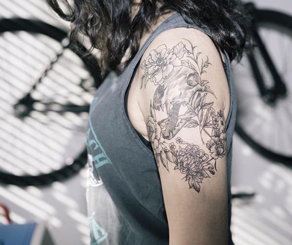 Magnificent shoulder tattoo design, idea 32
