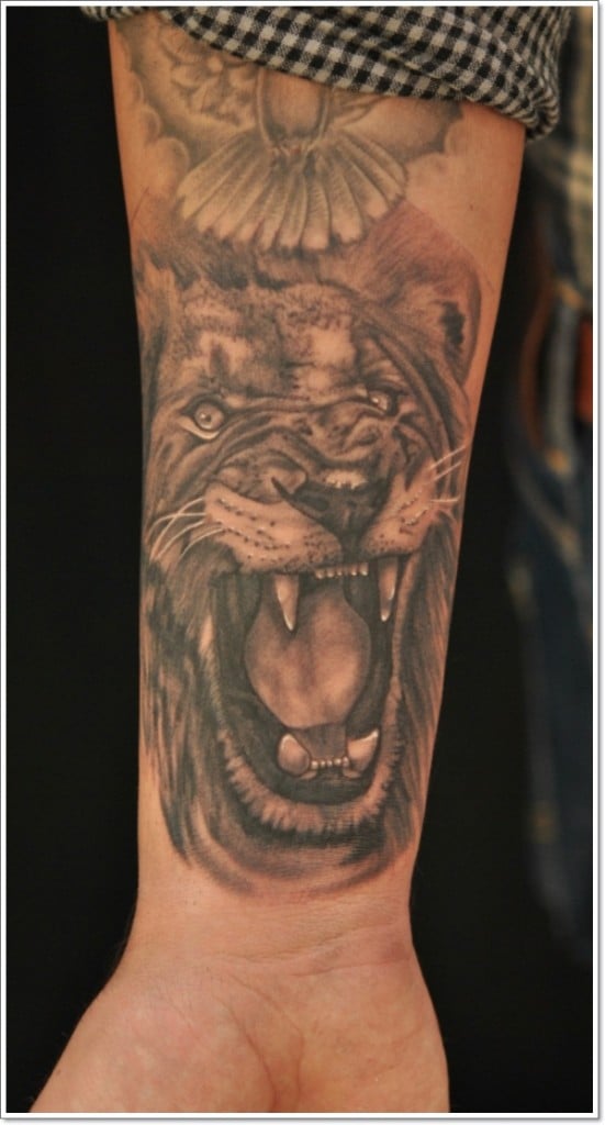 Angry-Lion-Tattoo-on-Hand