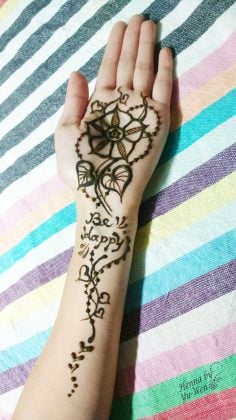 Henna Tattoo Place - Henna-Tattoo auf der Hand einer Touristin, Place Djemma el ... / Henna tattoo can be placed in almost all parts of the body.