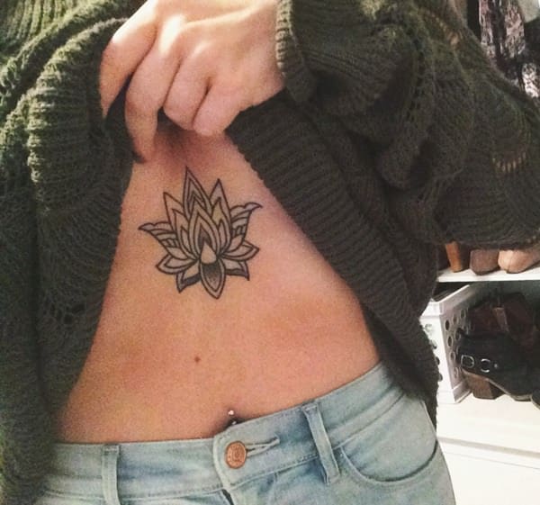 Sternum Tattoo Women Rose, 40 Fascinating Sternum Tattoo Designs and Ideas ... : A stunning design of a beautiful rose.