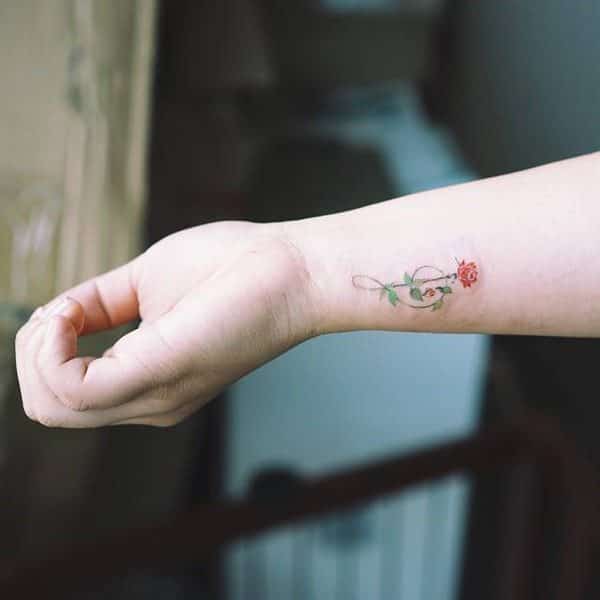 Little wrist tattoo of a music note tattoo on Yagmur
