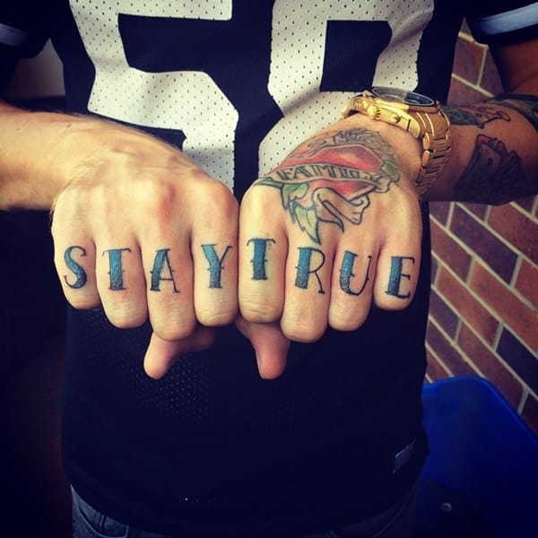Stay True knuckles tattoo  Tattoo schmerzen Schrift tattoos Männer tattoo  ideen